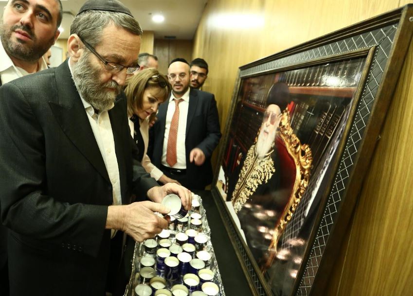 גפני מדליק נר לזכרו של מרן זצ"ל, היום