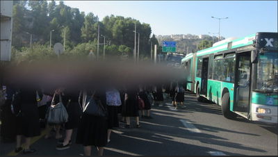 תלמידות הסמינר נמלטו בבהלה מהאוטובוס אפוף העשן • צפו