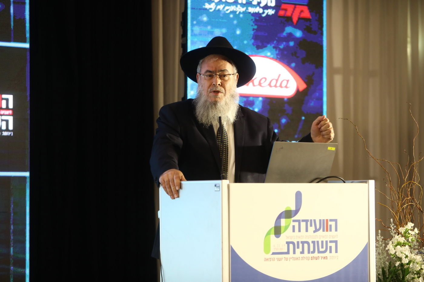 בכירי מערכת הבריאות קמו לכבוד העסקנים החרדים