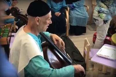 המוזיקאי החב"די אושפז ושימח ילדים חולים