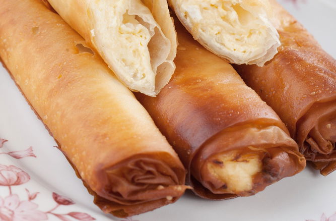 סיגרים מבצק פילו במילוי ריקוטה - עם רוטב צ'ילי