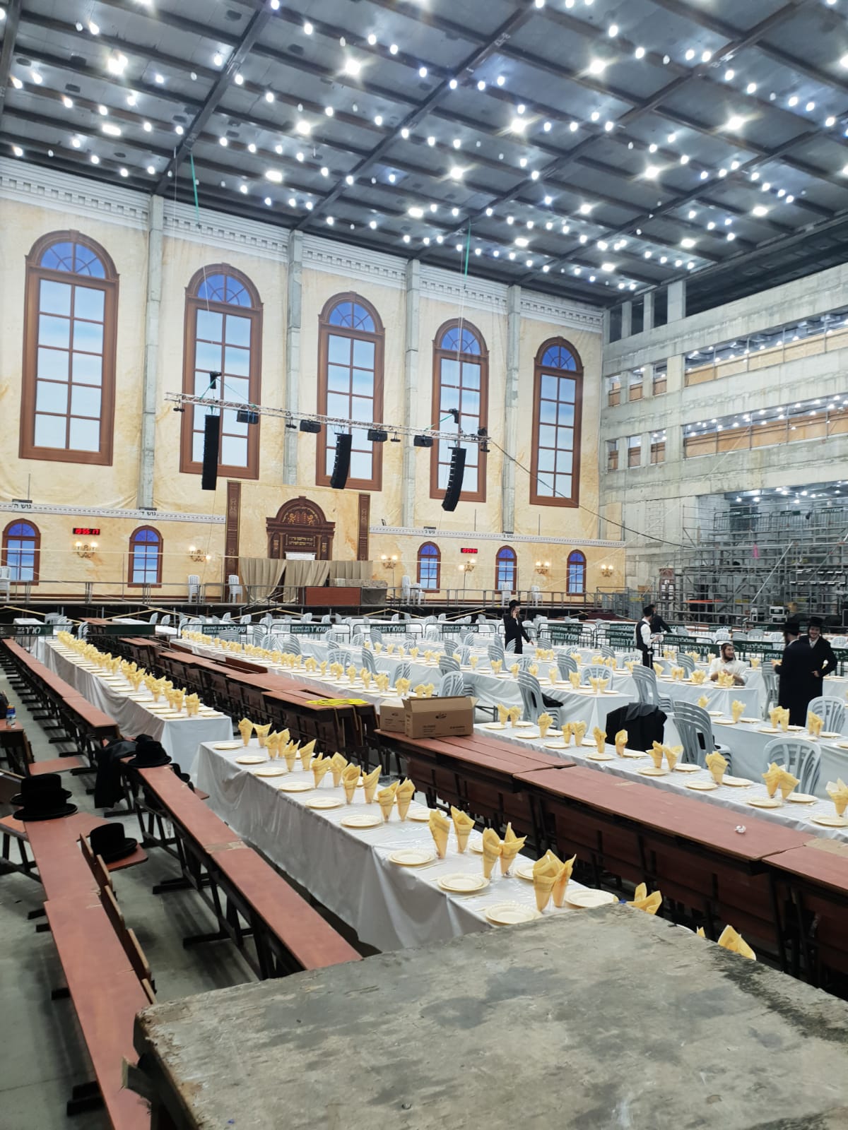 הערב: שמחת החתונה בויז'ניץ ותולדות אהרן