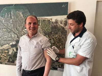 מנהל סיעוד כללית אשדוד מחסן את ראש העיר, דר׳ יחיאל לסרי