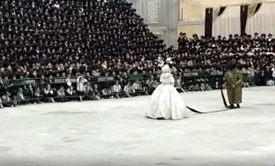 הרבי מויז'ניץ בריקוד ה'מצווה טאנץ' עם הכלה • צפו