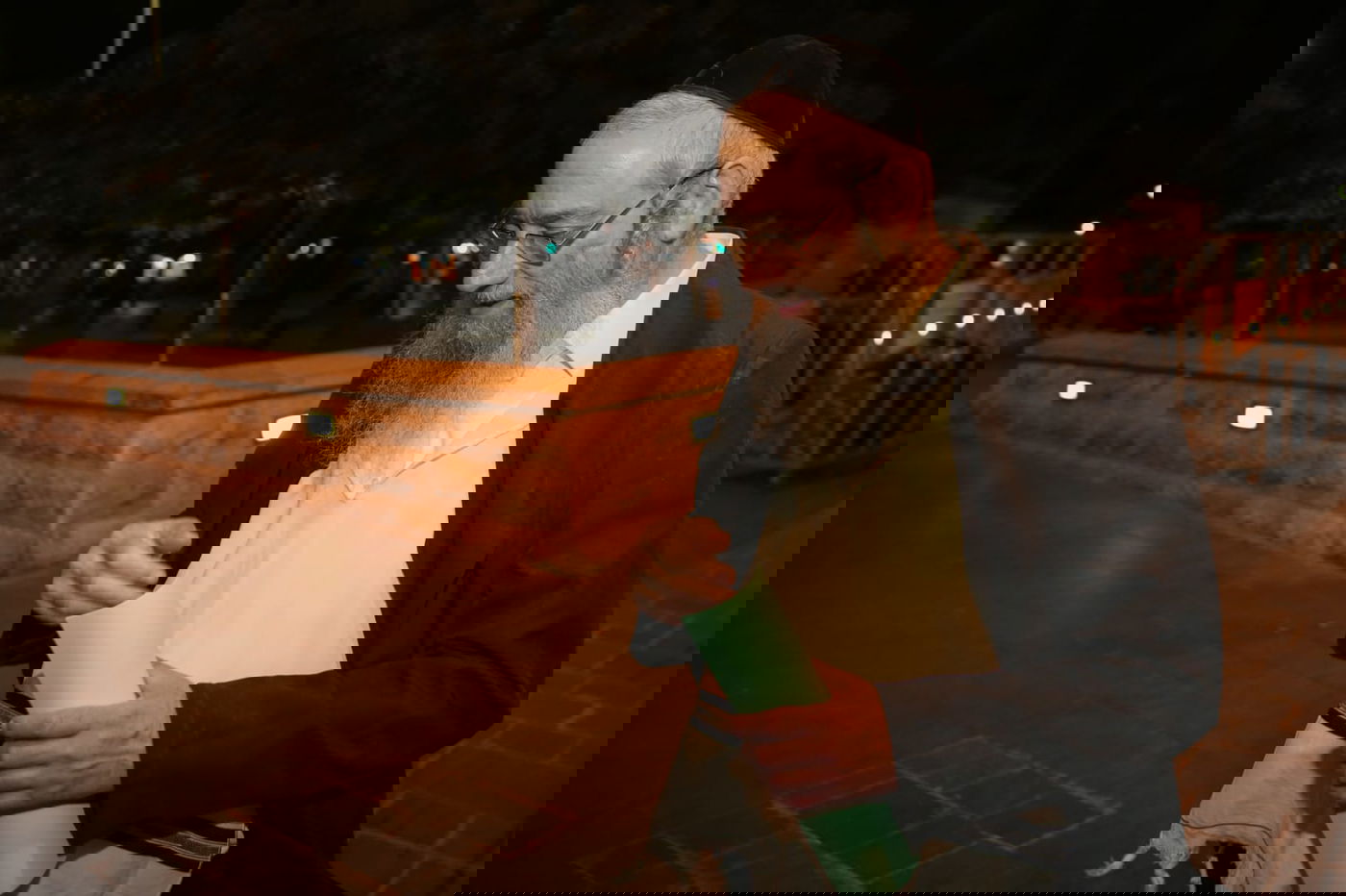 מדביקי מודעות זמני השבת האלמוניים - נחשפים לראשונה