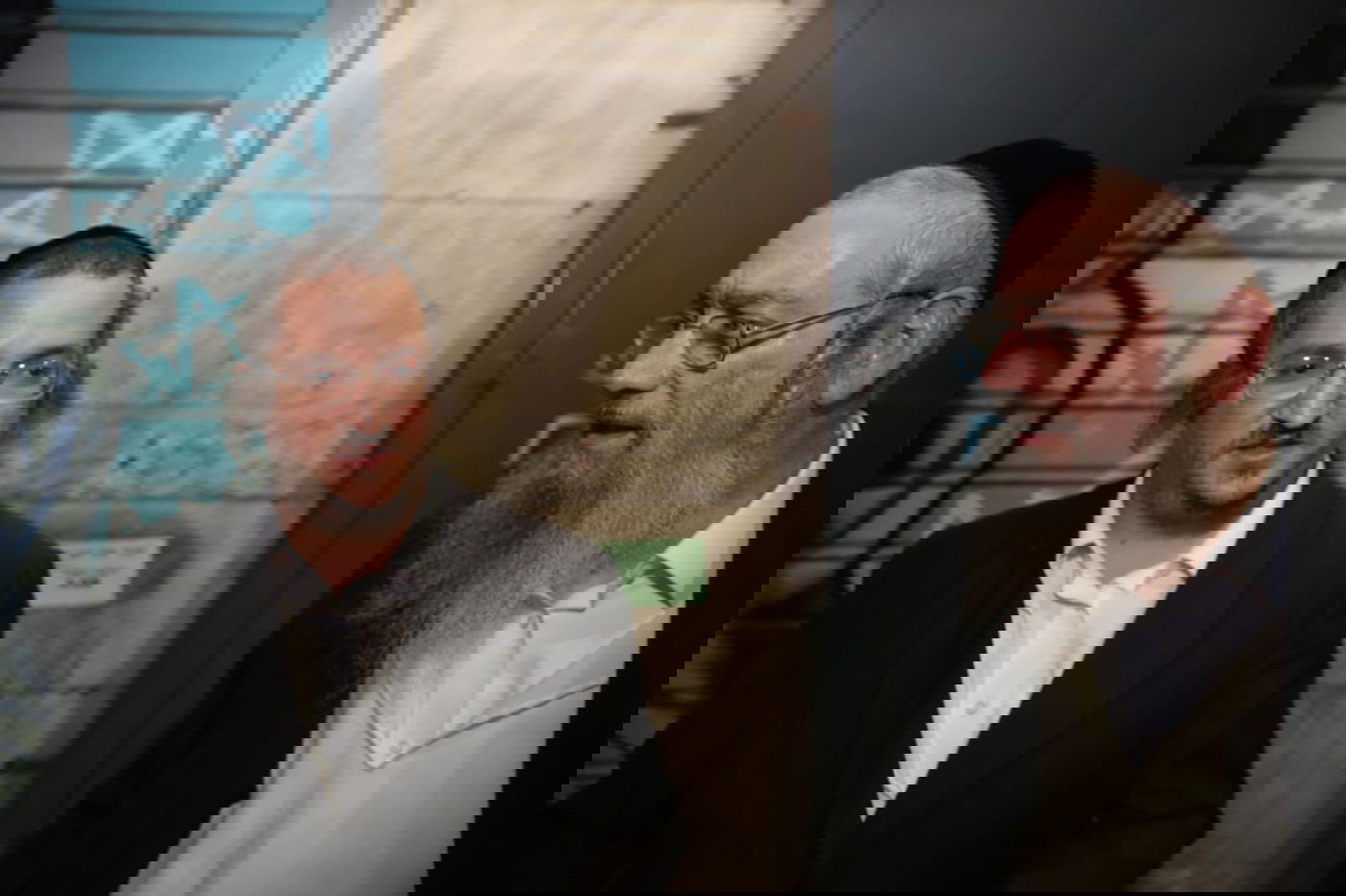 מדביקי מודעות זמני השבת האלמוניים - נחשפים לראשונה