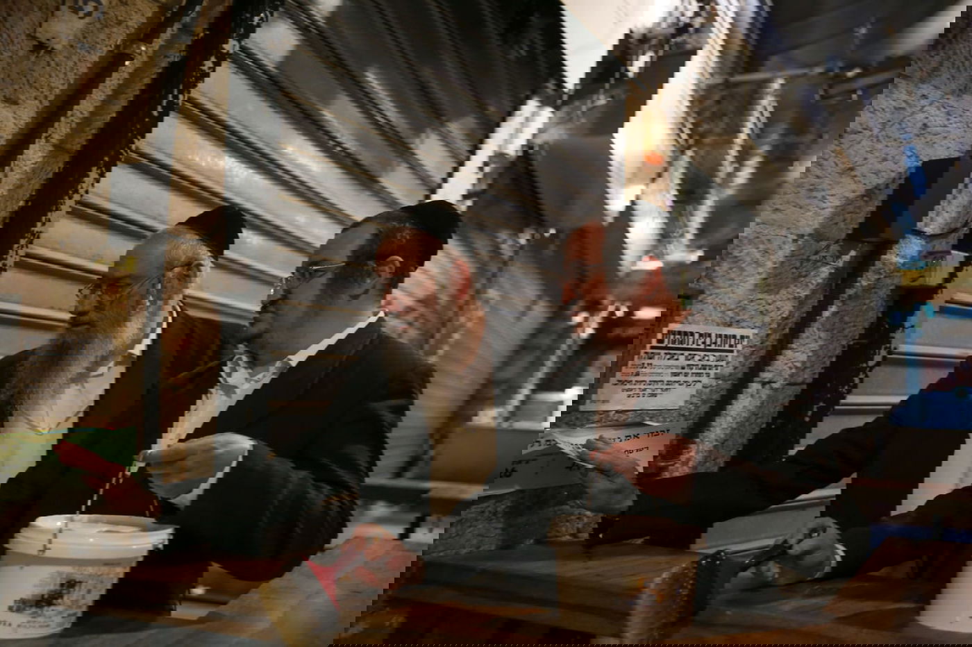 מדביקי מודעות זמני השבת האלמוניים - נחשפים לראשונה