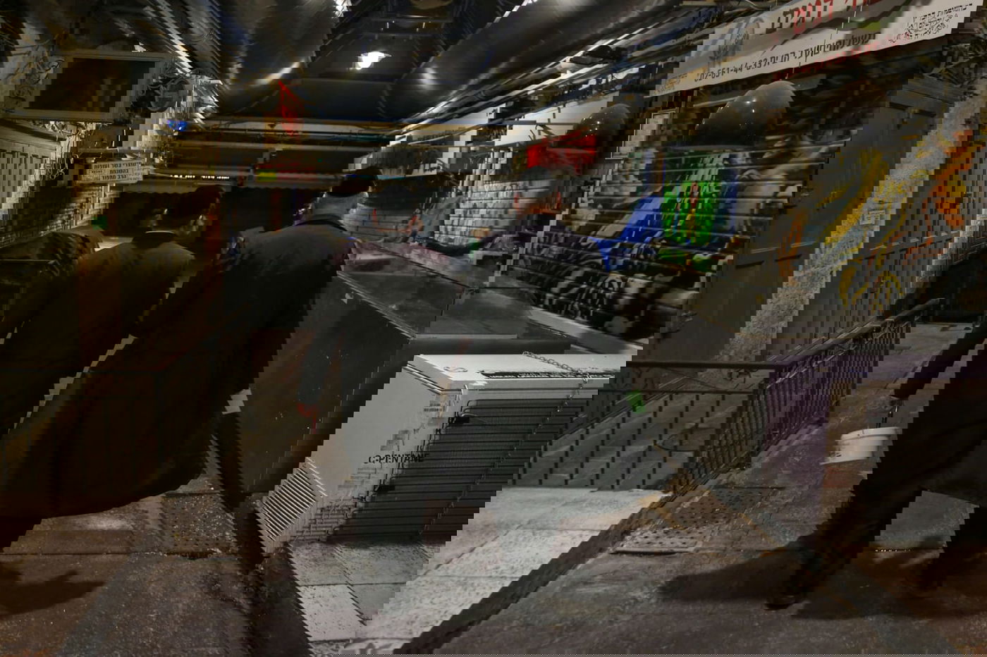 מדביקי מודעות זמני השבת האלמוניים - נחשפים לראשונה