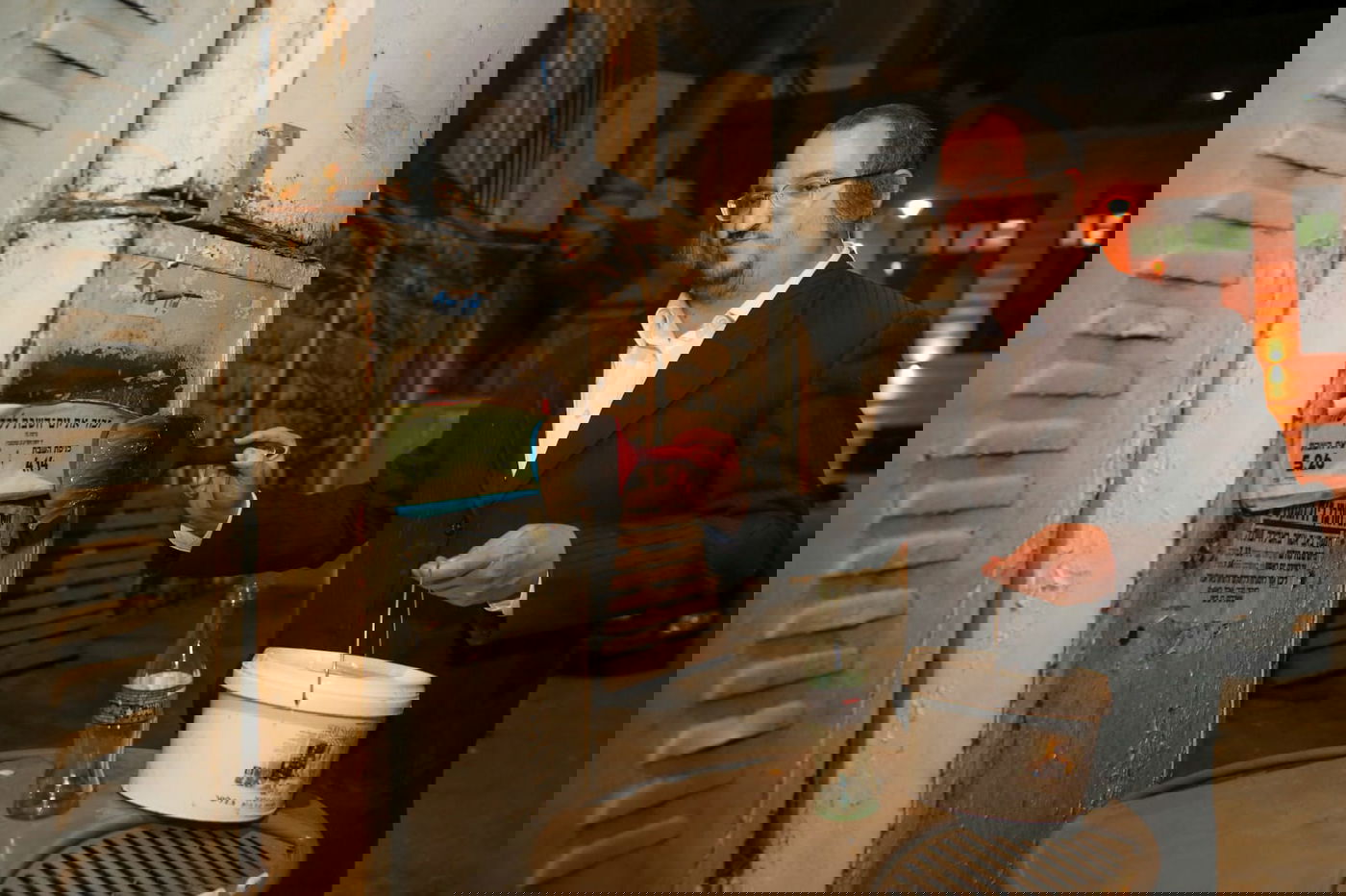 מדביקי מודעות זמני השבת האלמוניים - נחשפים לראשונה