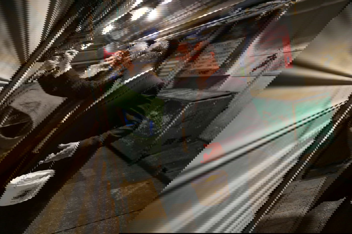 מדביקי מודעות זמני השבת האלמוניים - נחשפים לראשונה