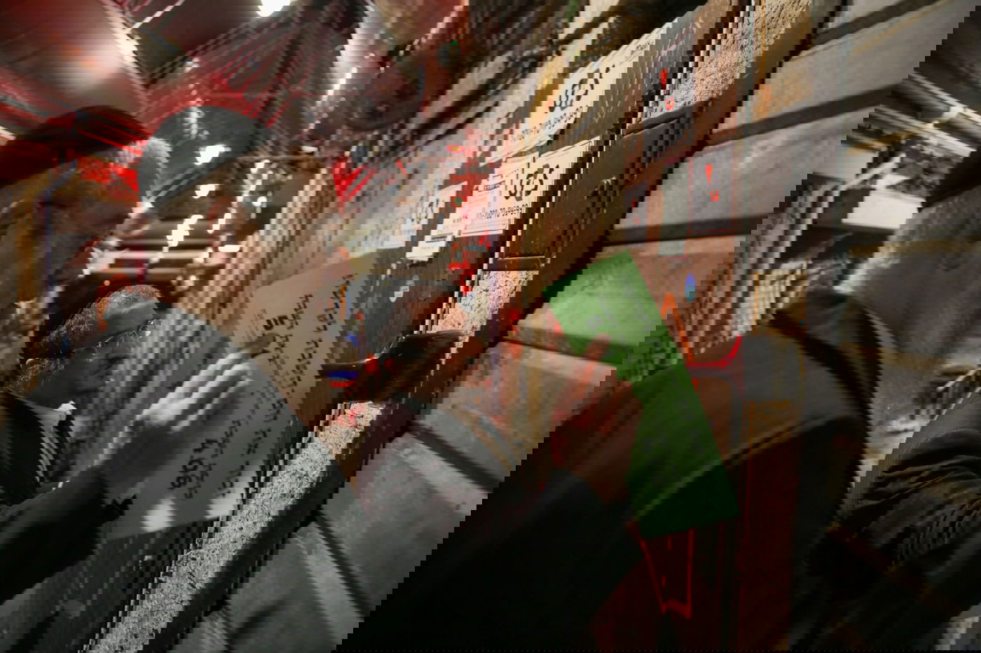 מדביקי מודעות זמני השבת האלמוניים - נחשפים לראשונה