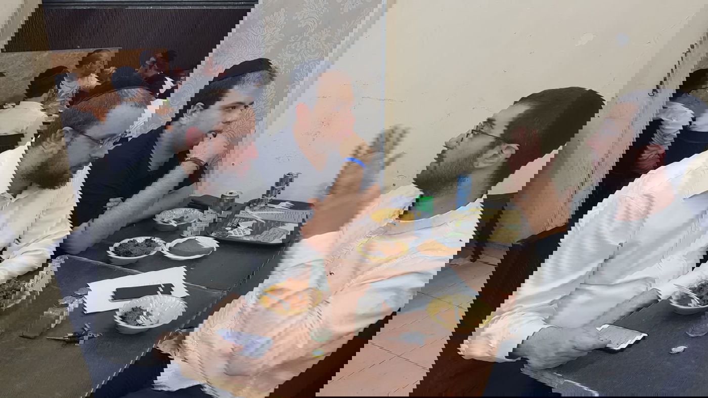 היועץ של נתניהו - והסלפי בחתונה החסידית