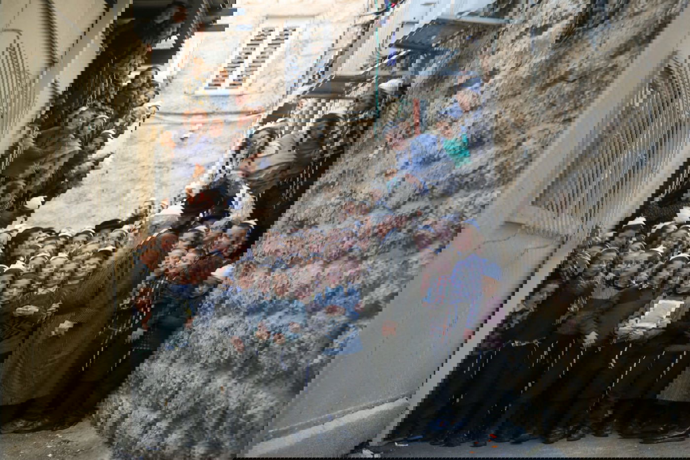 'תמונת השבוע': הילדים הסקרנים, והכבאים