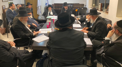 בהשתתפות זקן הדיינים, הגרז"נ גולדברג: היסטוריה בבתי הדין