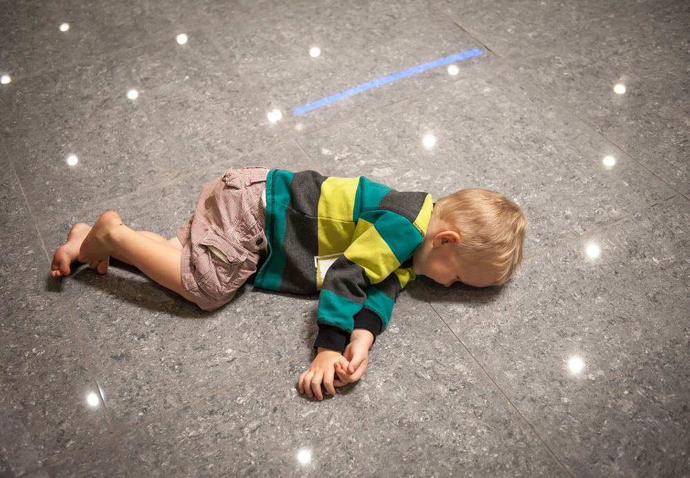 הילד משתטח על הרצפה במרכז הסופר? זה מה שתעשו