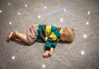 הילד משתטח על הרצפה במרכז הסופר? זה מה שתעשו