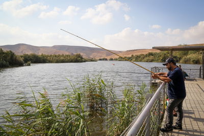 דייג באגם ירוחם
