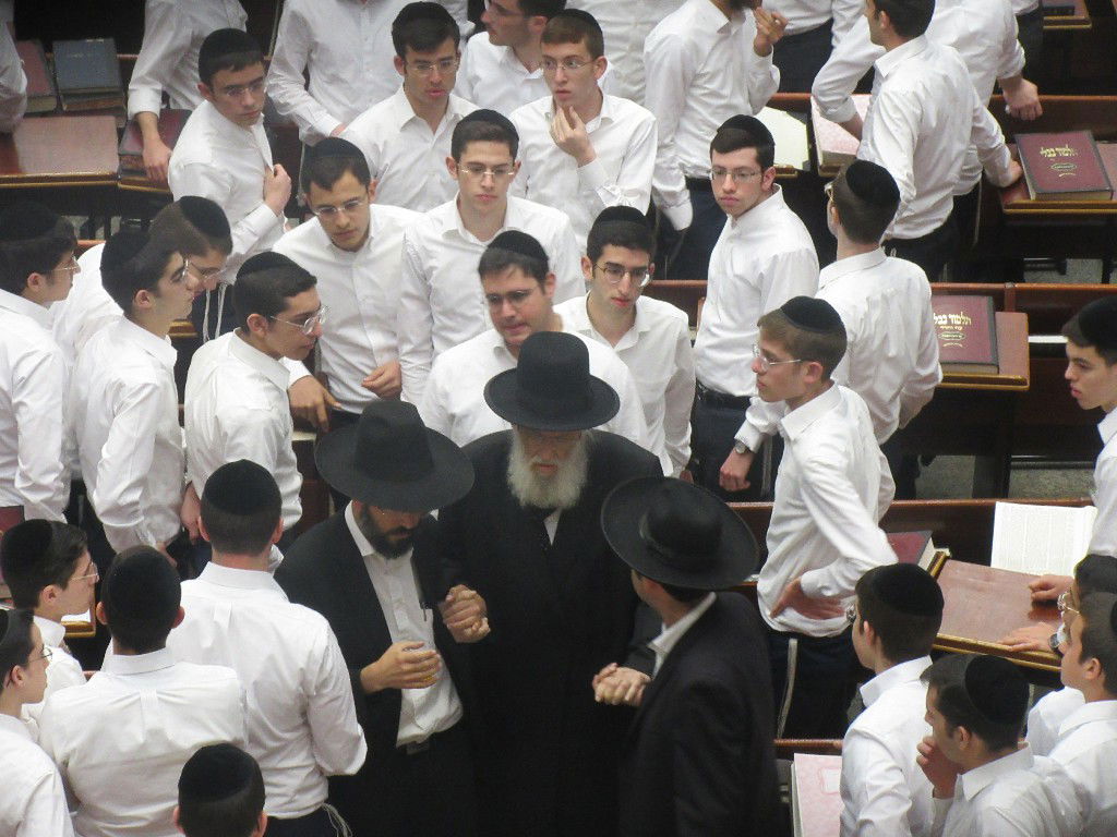 למרות מחלתו: הגרא"י ברזל הספיד בישיבה