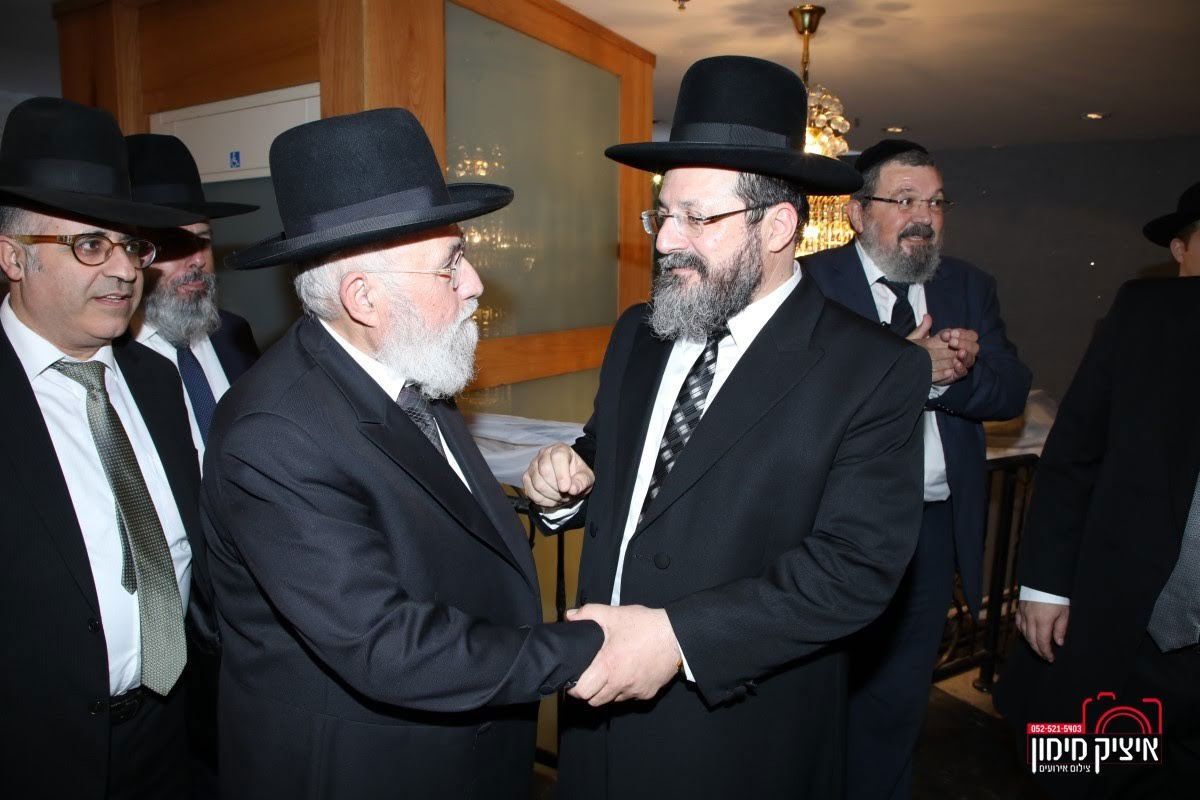 רבה של בת ים חיתן את בנו; הראשל"צ כובד בסידור חופה