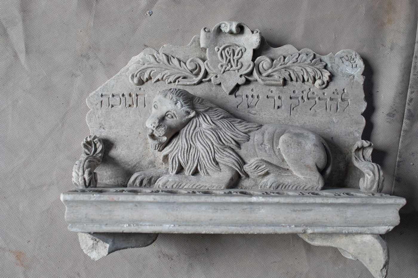 חנוכייה עם דמות אריה שהתגלה במרתף