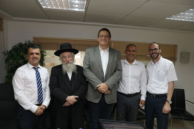 מימין לשמאל: אלי רבינוביץ - מנהל פעילות חברה חרדית בבנק, שי חמני - מנהל סניף מאה שערים, עודד ערן – יו"ר דירקטוריון בנק הפועלים,  הרב נפתלי פורוש – יו"ר קרן התרבות דגל ישראל, חיים כהן – מנהל איזור ירושלים.