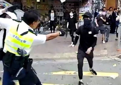 תיעוד דרמטי: שוטר יורה במפגין מטווח אפס