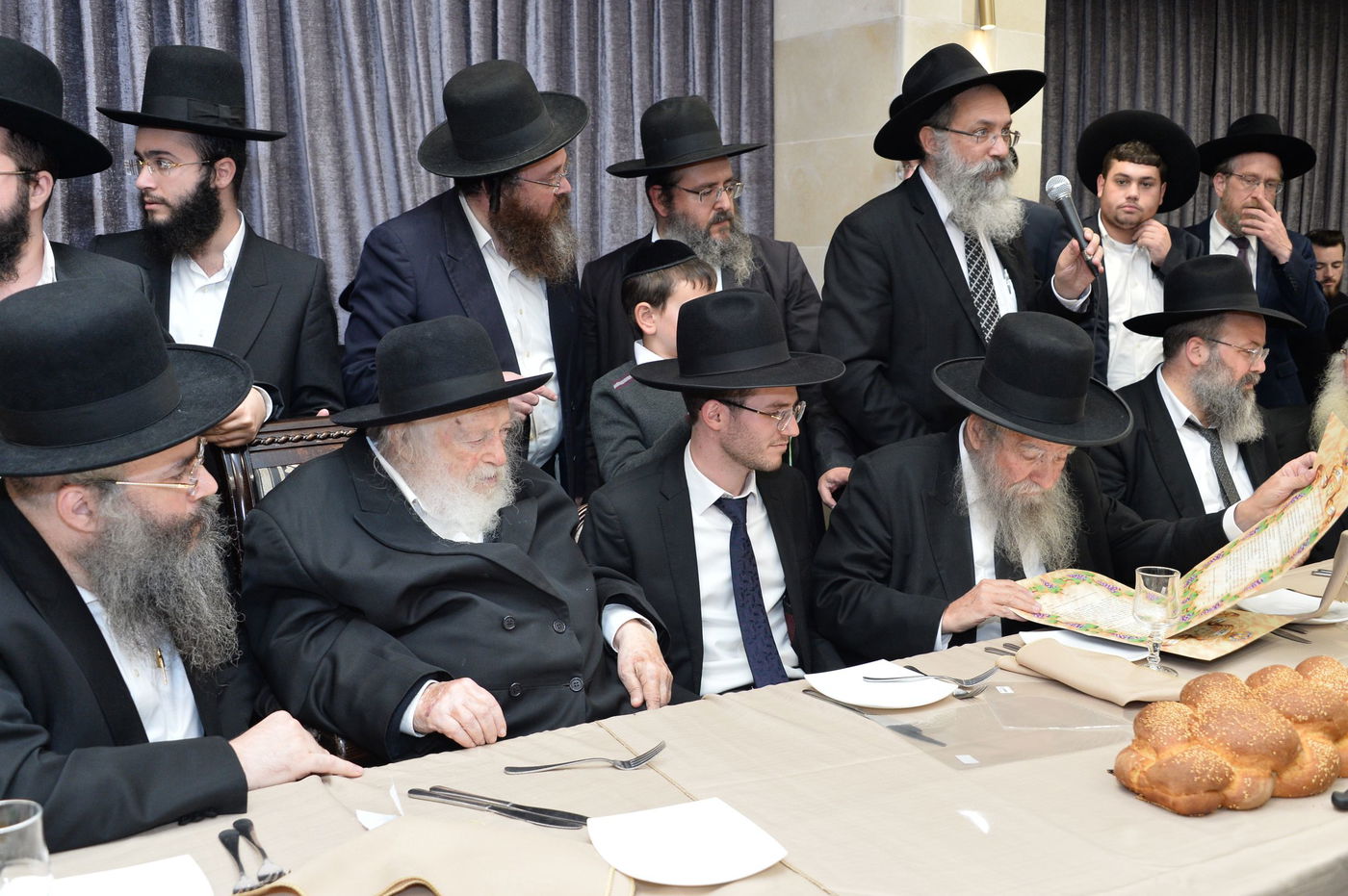 שמחת האירוסין לנכדת מרן שר התורה. צפו