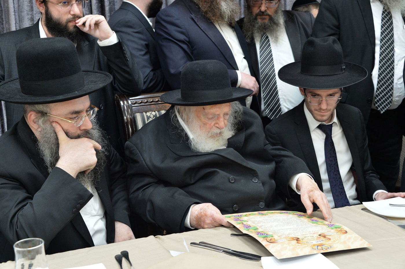 שמחת האירוסין לנכדת מרן שר התורה. צפו