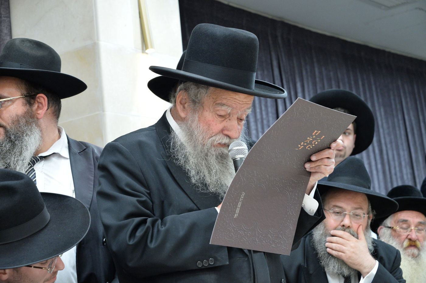 שמחת האירוסין לנכדת מרן שר התורה. צפו