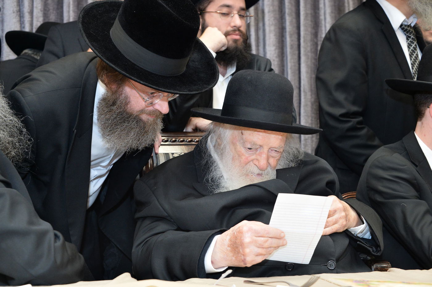 שמחת האירוסין לנכדת מרן שר התורה. צפו