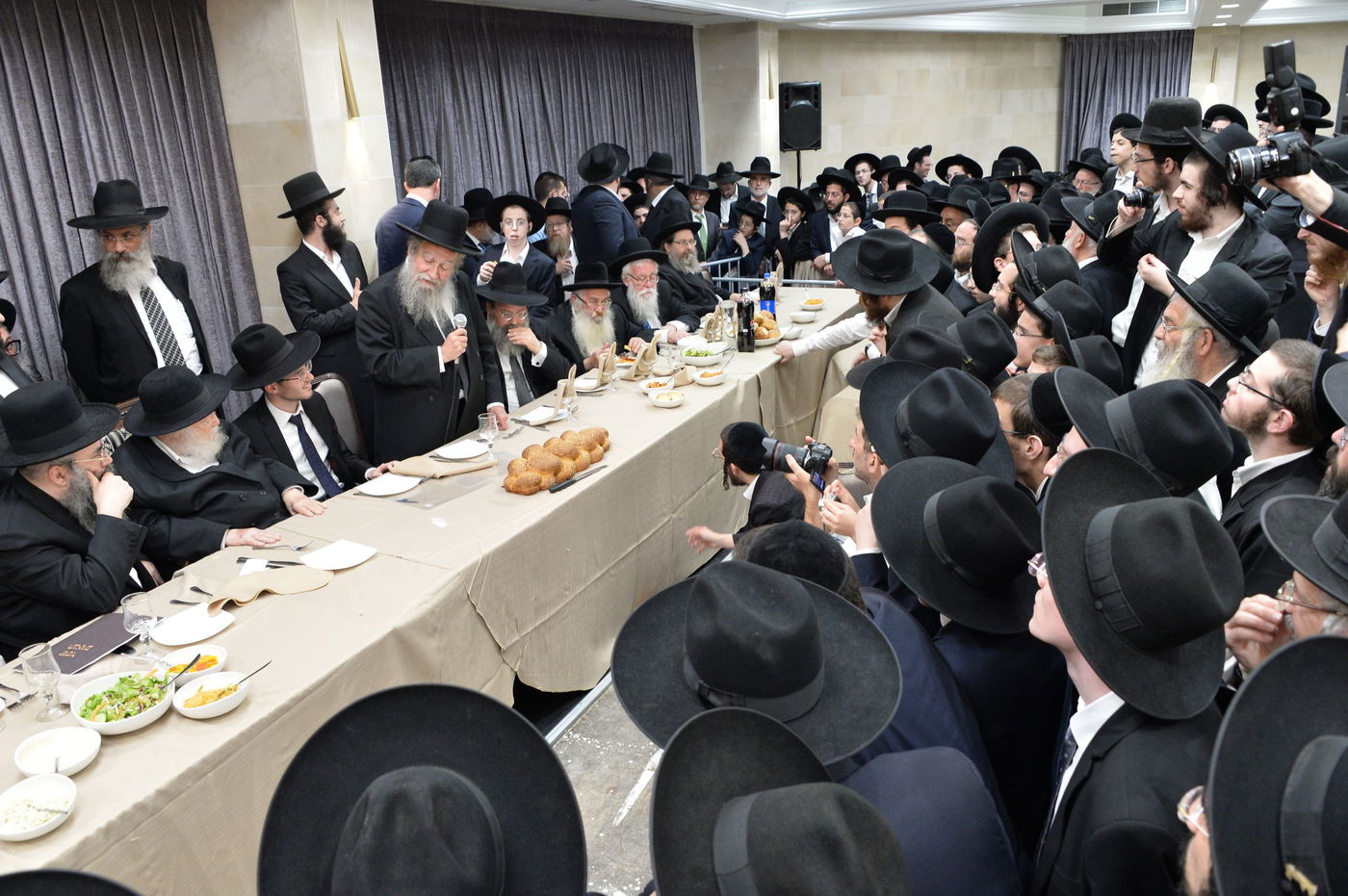 שמחת האירוסין לנכדת מרן שר התורה. צפו