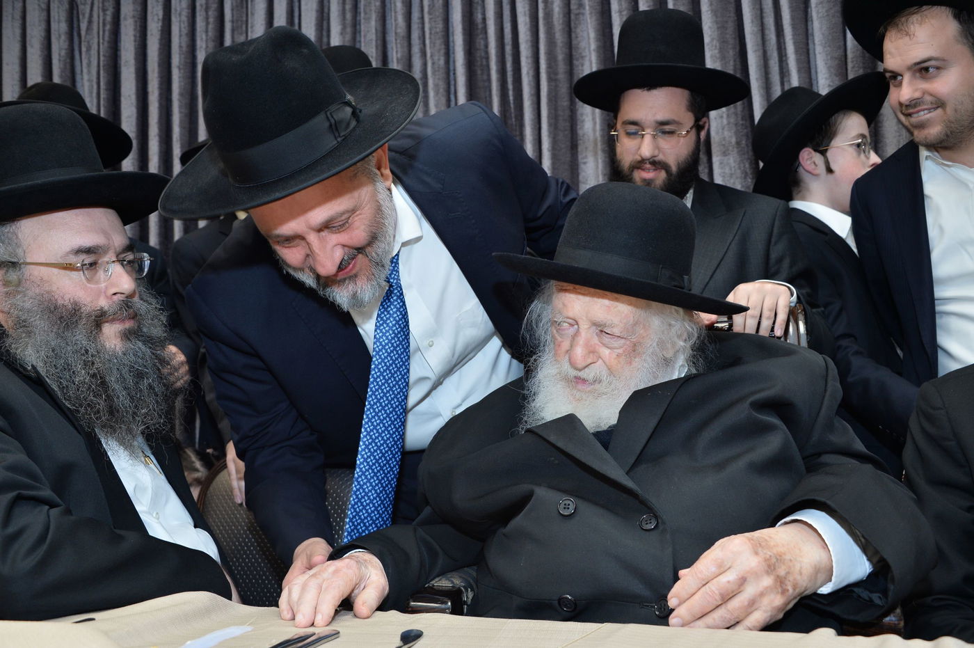 שמחת האירוסין לנכדת מרן שר התורה. צפו