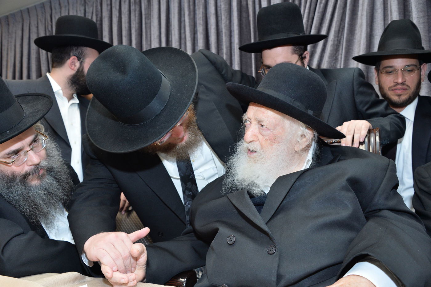 שמחת האירוסין לנכדת מרן שר התורה. צפו