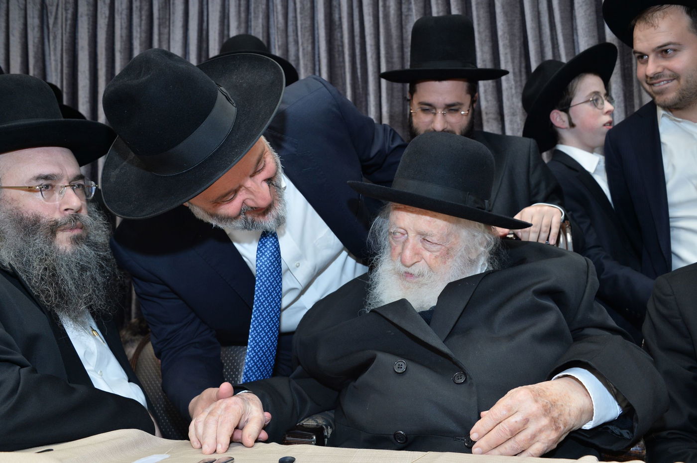 שמחת האירוסין לנכדת מרן שר התורה. צפו