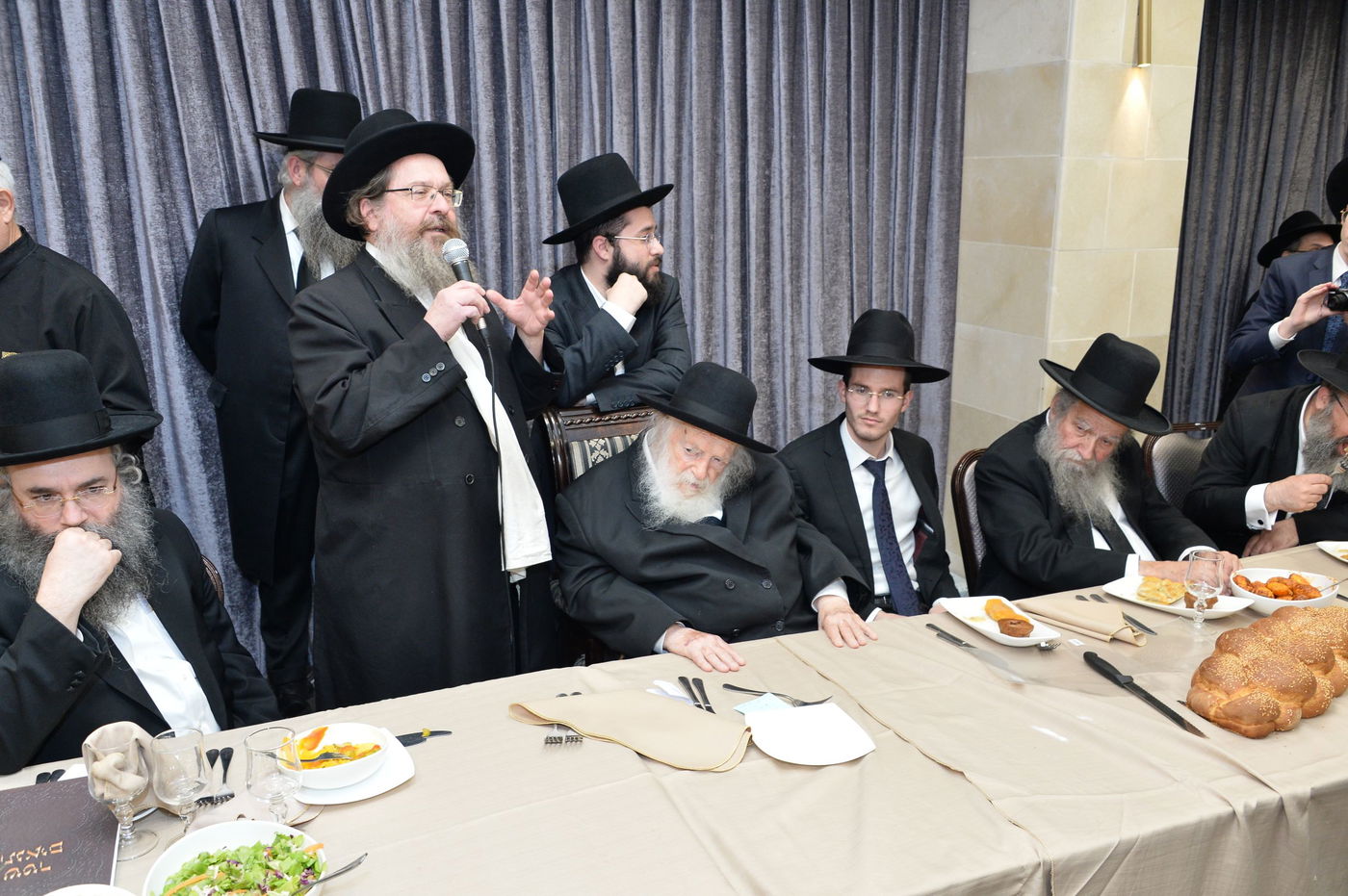 שמחת האירוסין לנכדת מרן שר התורה. צפו