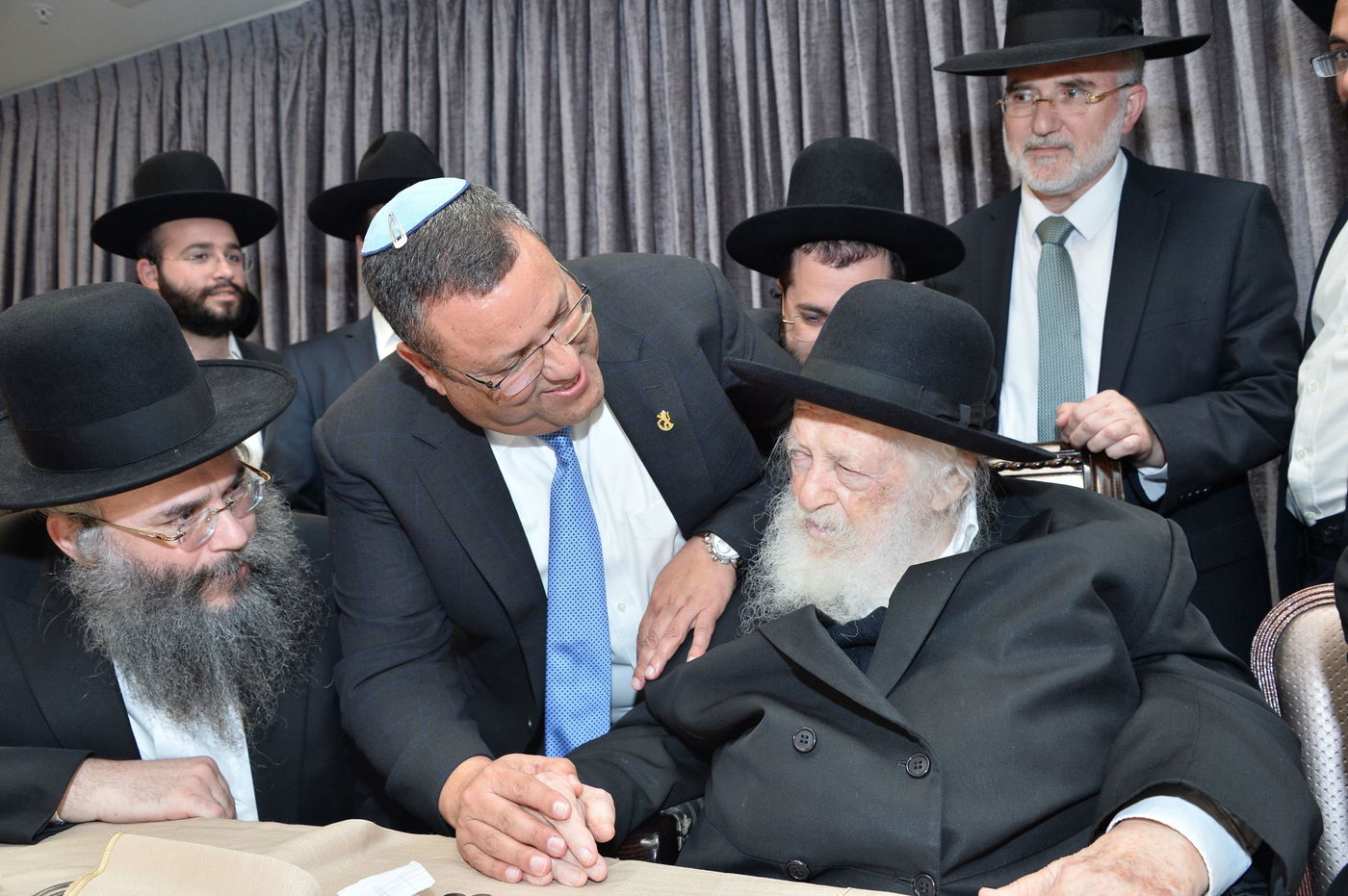 שמחת האירוסין לנכדת מרן שר התורה. צפו