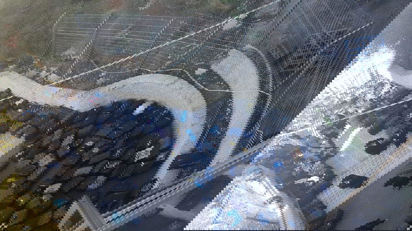 תלמידי גור עם מזוודותיהם, מחוץ לבית המדרש