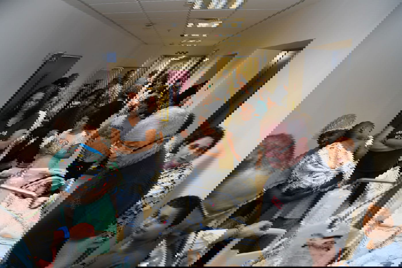 הילדים והתינוקות הועברו לאשפוז מוגן • צפו