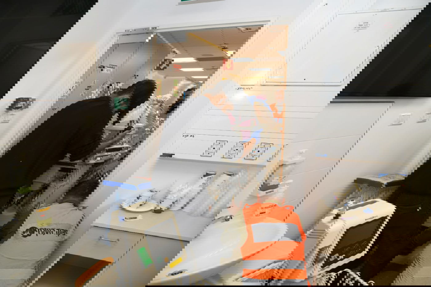 הילדים והתינוקות הועברו לאשפוז מוגן • צפו