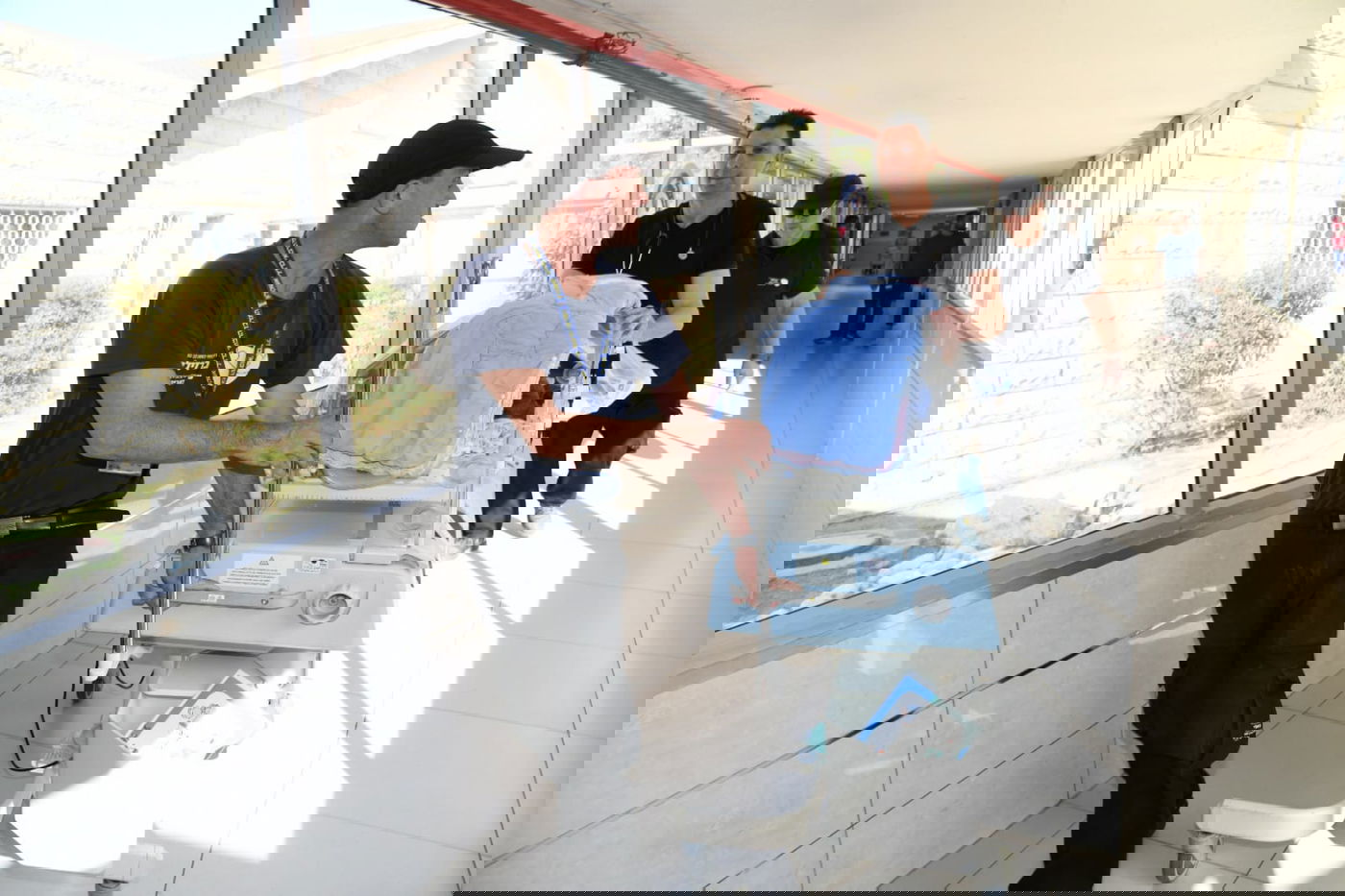 הילדים והתינוקות הועברו לאשפוז מוגן • צפו