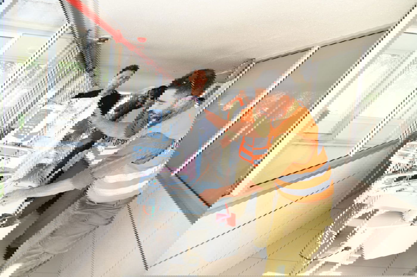 הילדים והתינוקות הועברו לאשפוז מוגן • צפו