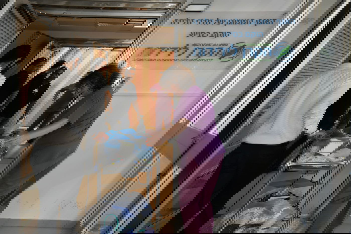 הילדים והתינוקות הועברו לאשפוז מוגן • צפו