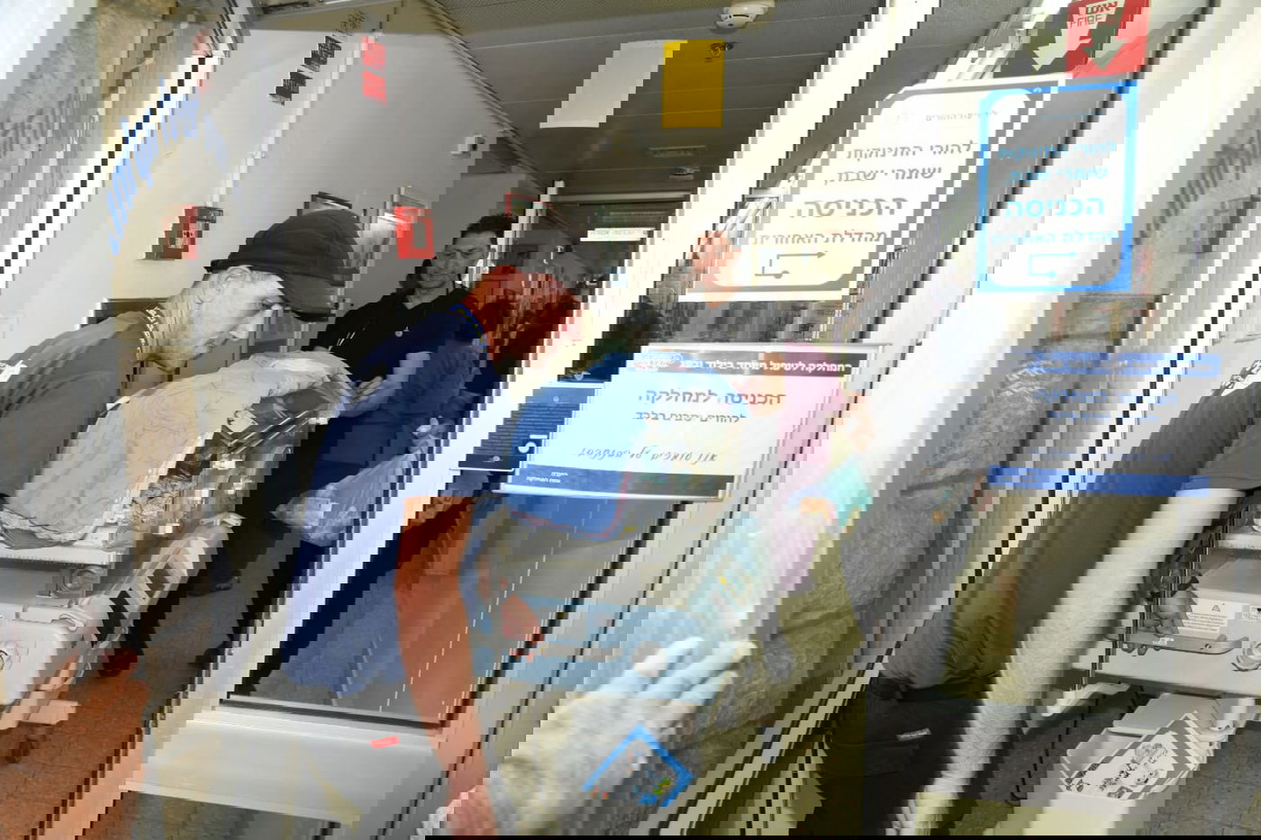 הילדים והתינוקות הועברו לאשפוז מוגן • צפו