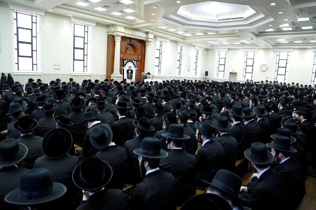 הרבי מסאטמר בפתיחת זמן חורף לבחורי החסידות. תיעוד