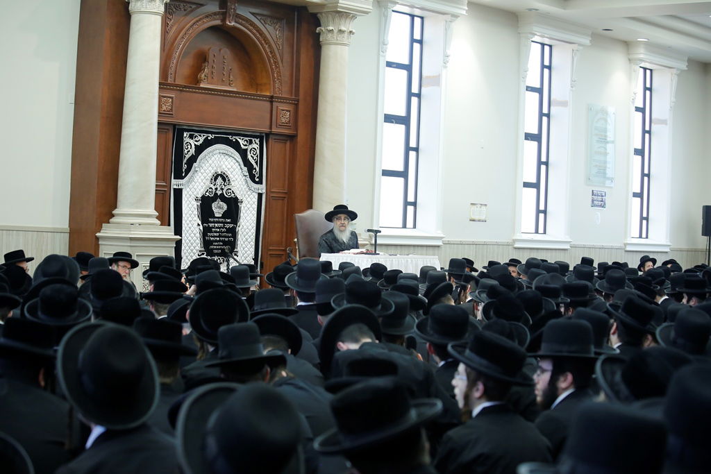 הרבי מסאטמר בפתיחת זמן חורף לבחורי החסידות. תיעוד