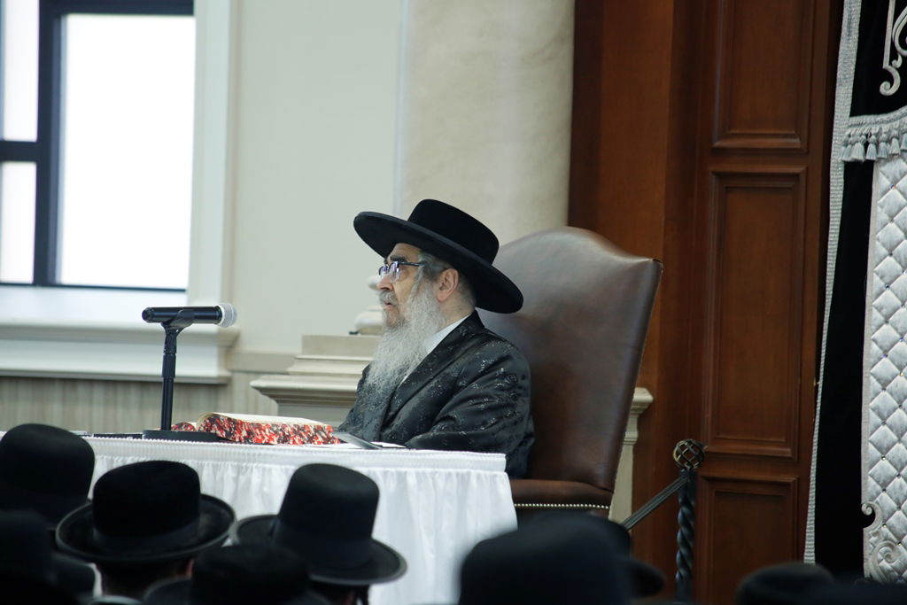 הרבי מסאטמר בפתיחת זמן חורף לבחורי החסידות. תיעוד