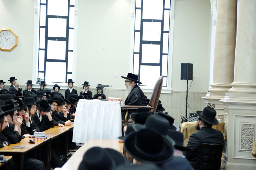 הרבי מסאטמר בפתיחת זמן חורף לבחורי החסידות. תיעוד