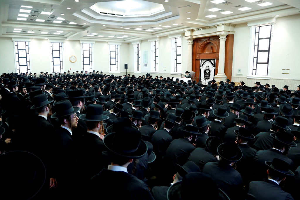 הרבי מסאטמר בפתיחת זמן חורף לבחורי החסידות. תיעוד