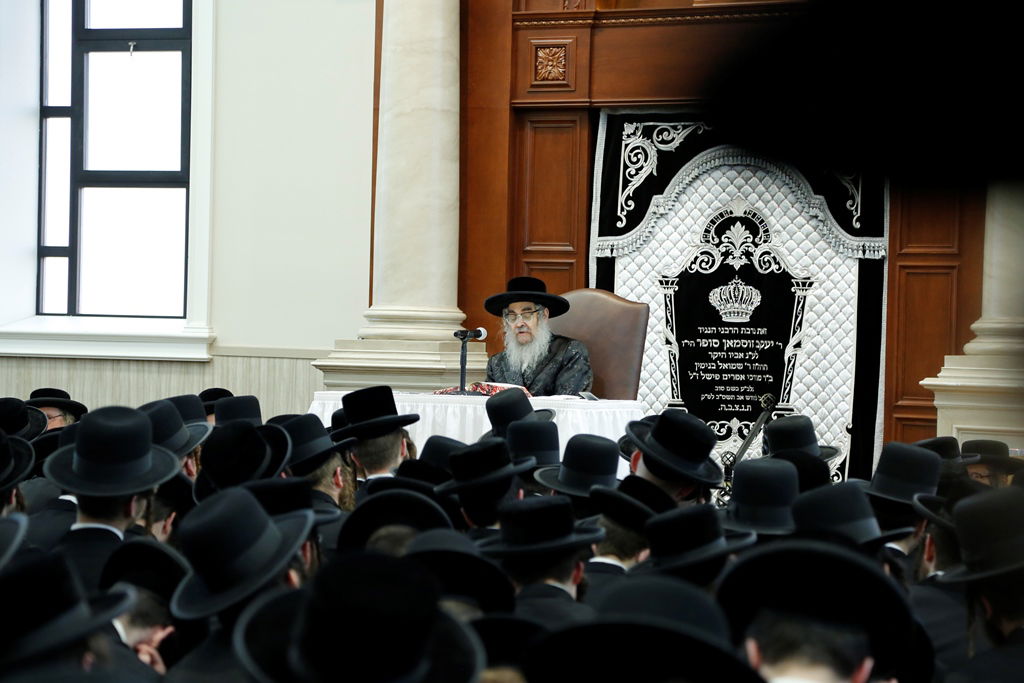 הרבי מסאטמר בפתיחת זמן חורף לבחורי החסידות. תיעוד