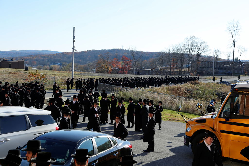 הרבי מסאטמר בפתיחת זמן חורף לבחורי החסידות. תיעוד